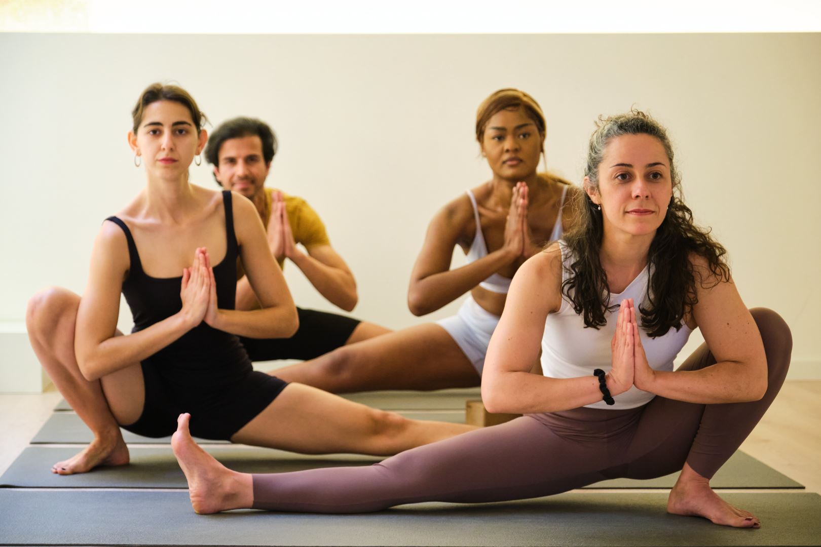 Gruppo che fa Yoga